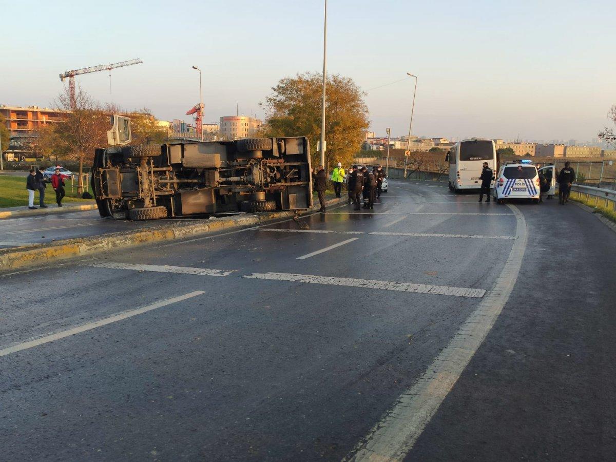 Küçükçekmece'de TOMA devrildi