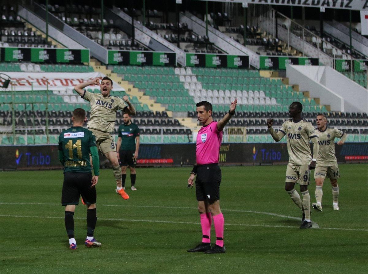 Fenerbahçe 10 kişi kaldığı maçtan 2 golle galip geldi