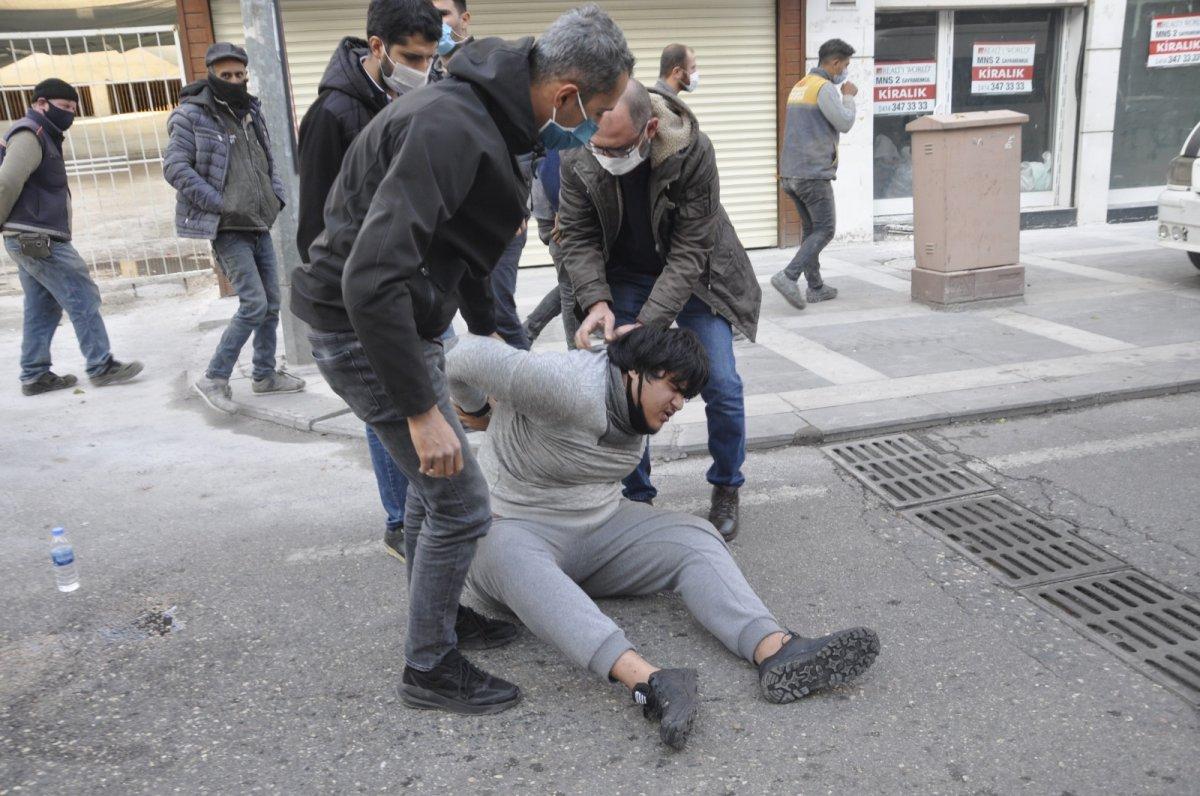Şanlıurfa’da engelli, polis aracını tekmeleyip, memura yumruk attı