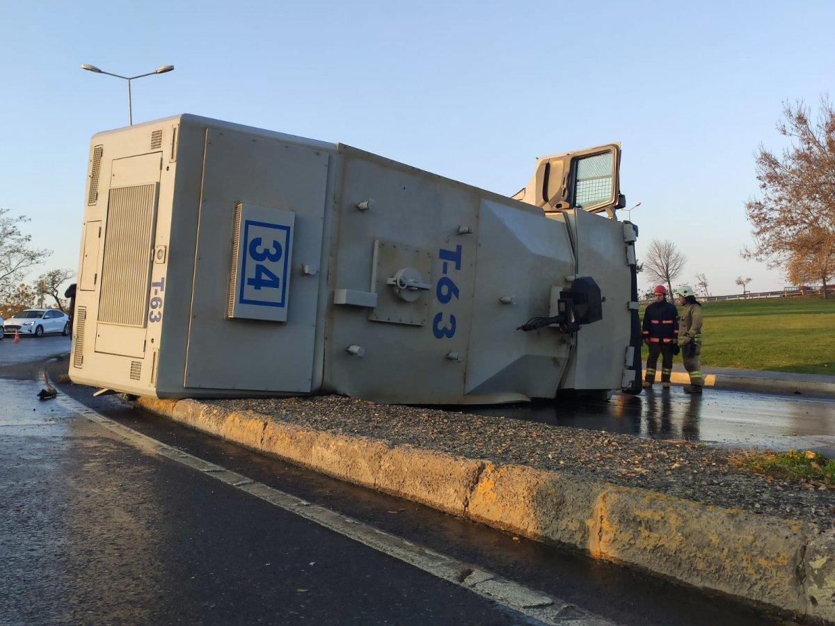 Küçükçekmece'de TOMA devrildi