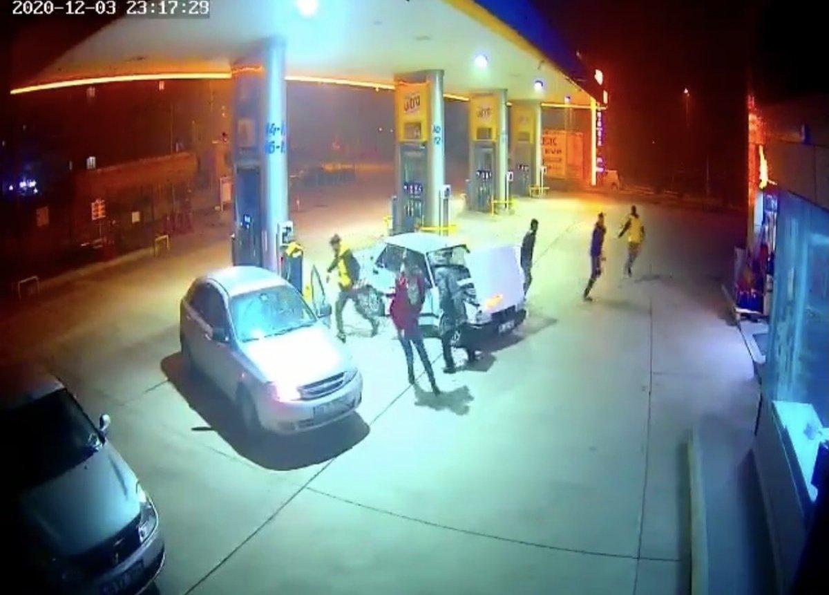 Bursa'da benzinlikte korkutan araba yangını