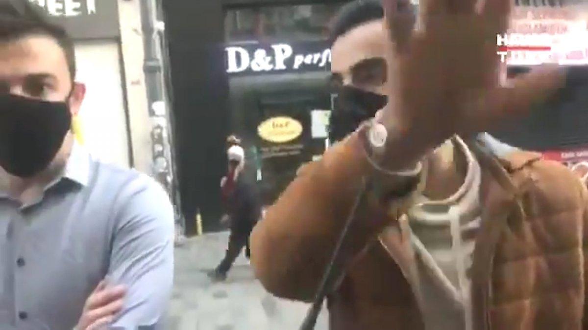 Turistler kendilerini görüntüleyen muhabire saldırdı