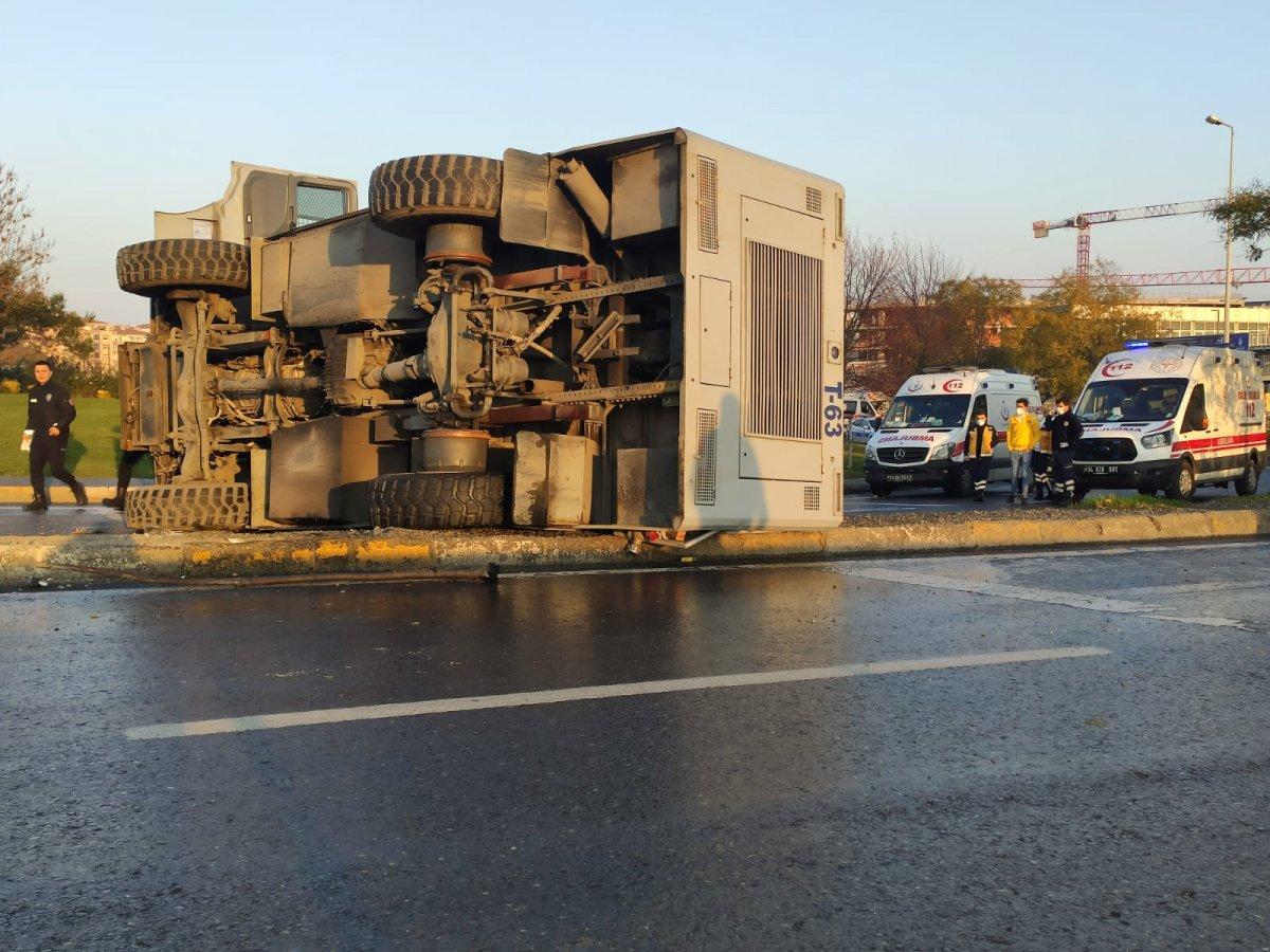 Küçükçekmece'de TOMA devrildi