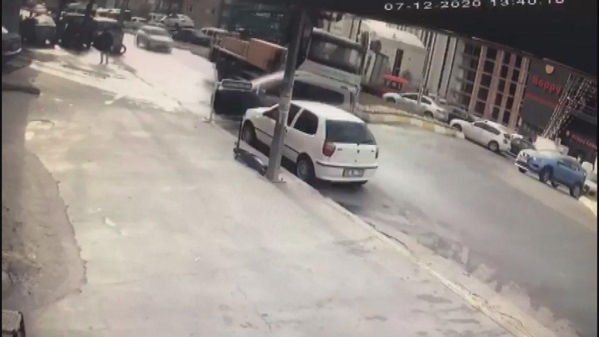 Esenyurt'ta kamyon ile hafif ticari araç çarpıştı