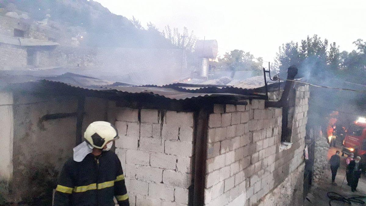 Adana'da yaşlı adam, evinin yanışını çaresizce izledi