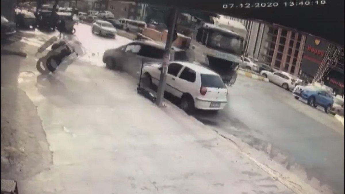 Esenyurt'ta kamyon ile hafif ticari araç çarpıştı