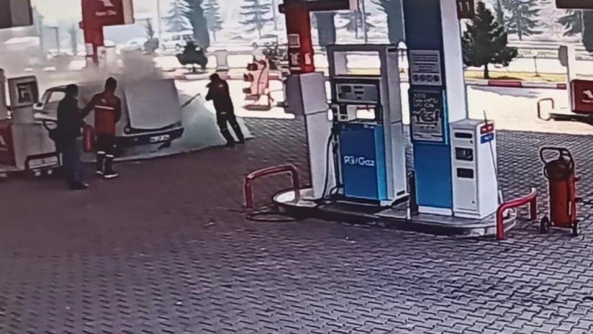 Kahramanmaraş'ta yakıt aldıktan sonra çalıştırdığı otomobili alev aldı