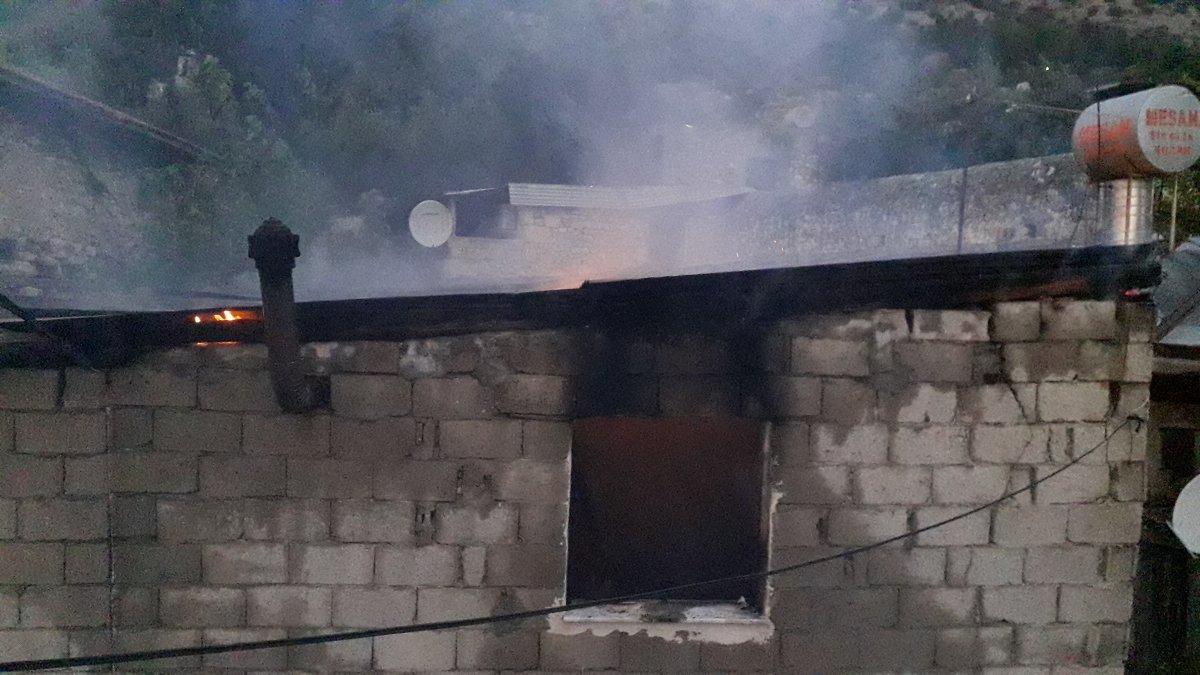 Adana'da yaşlı adam, evinin yanışını çaresizce izledi