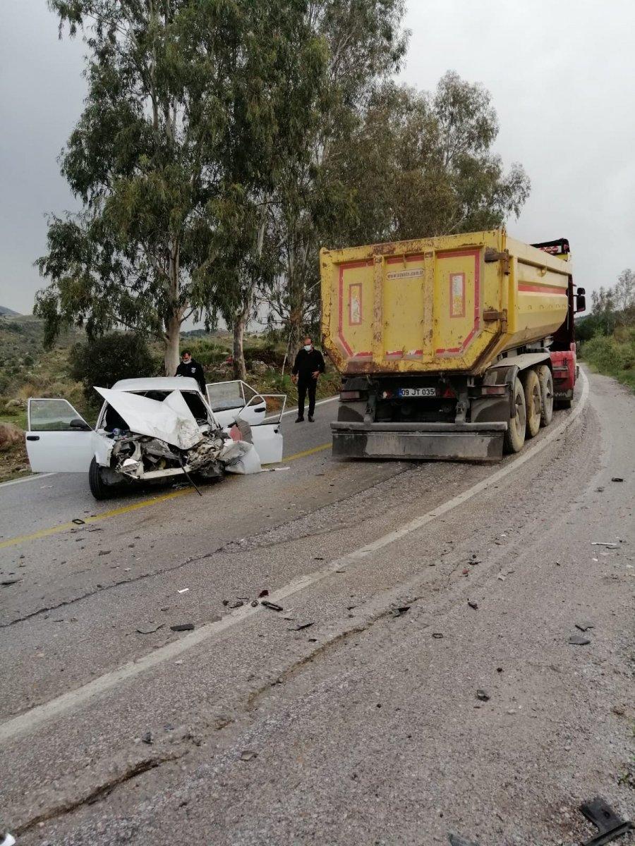 Muğla'da kamyon otomobili ezip geçti