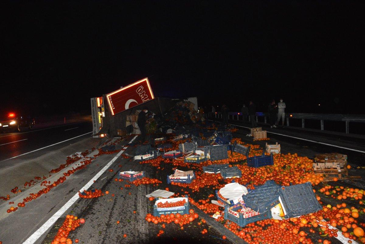 Antalya'da meyve yüklü tır devrildi