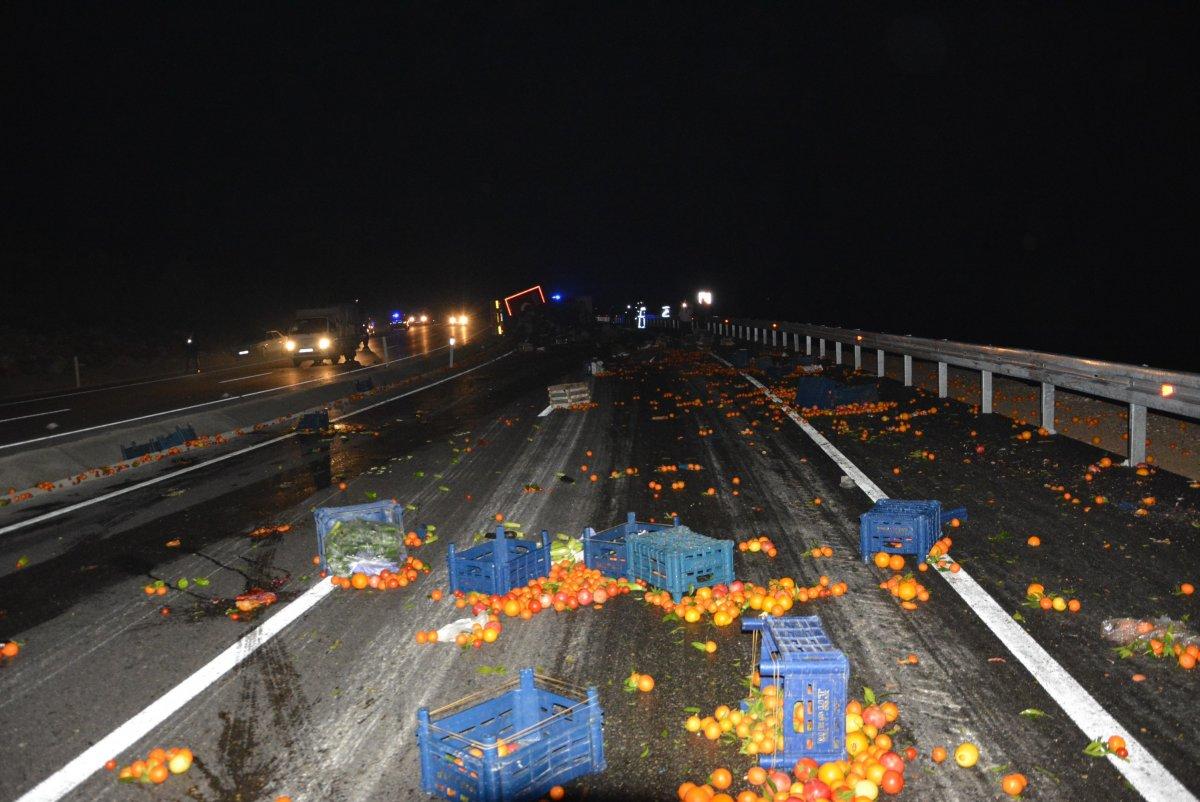 Antalya'da meyve yüklü tır devrildi