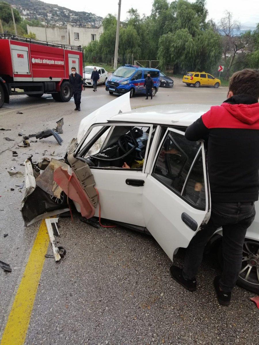 Muğla'da kamyon otomobili ezip geçti