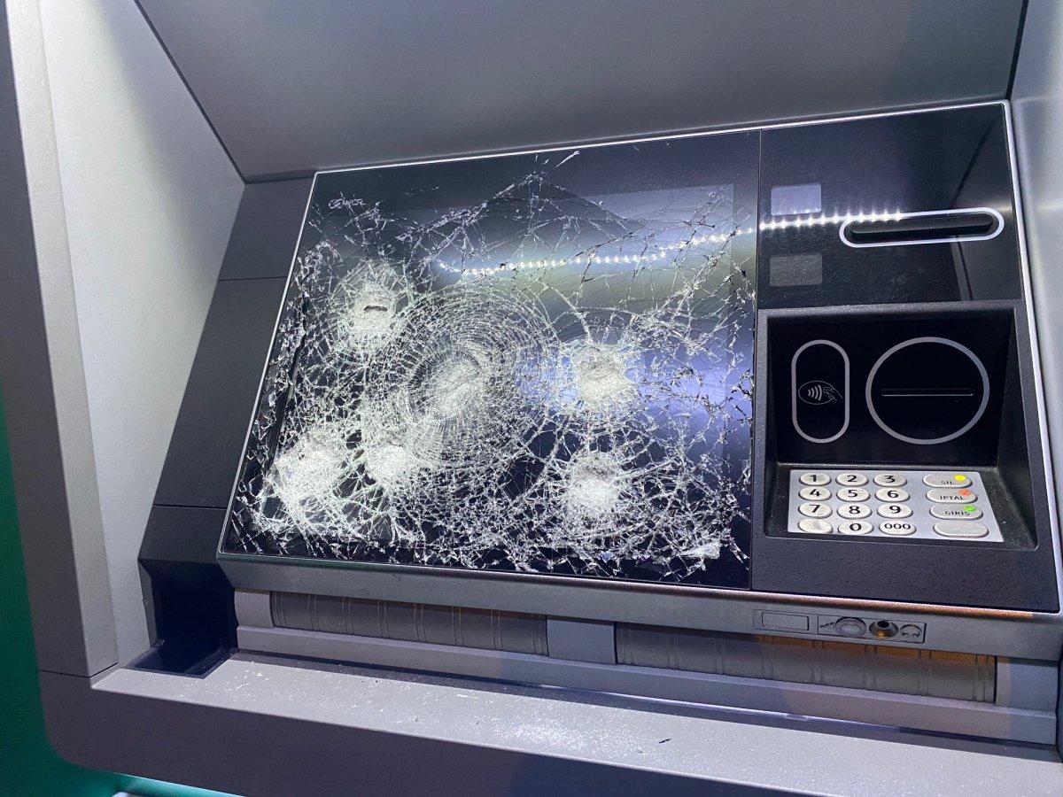 Beykoz'da 5 ATM'ye çekiçle saldırdı