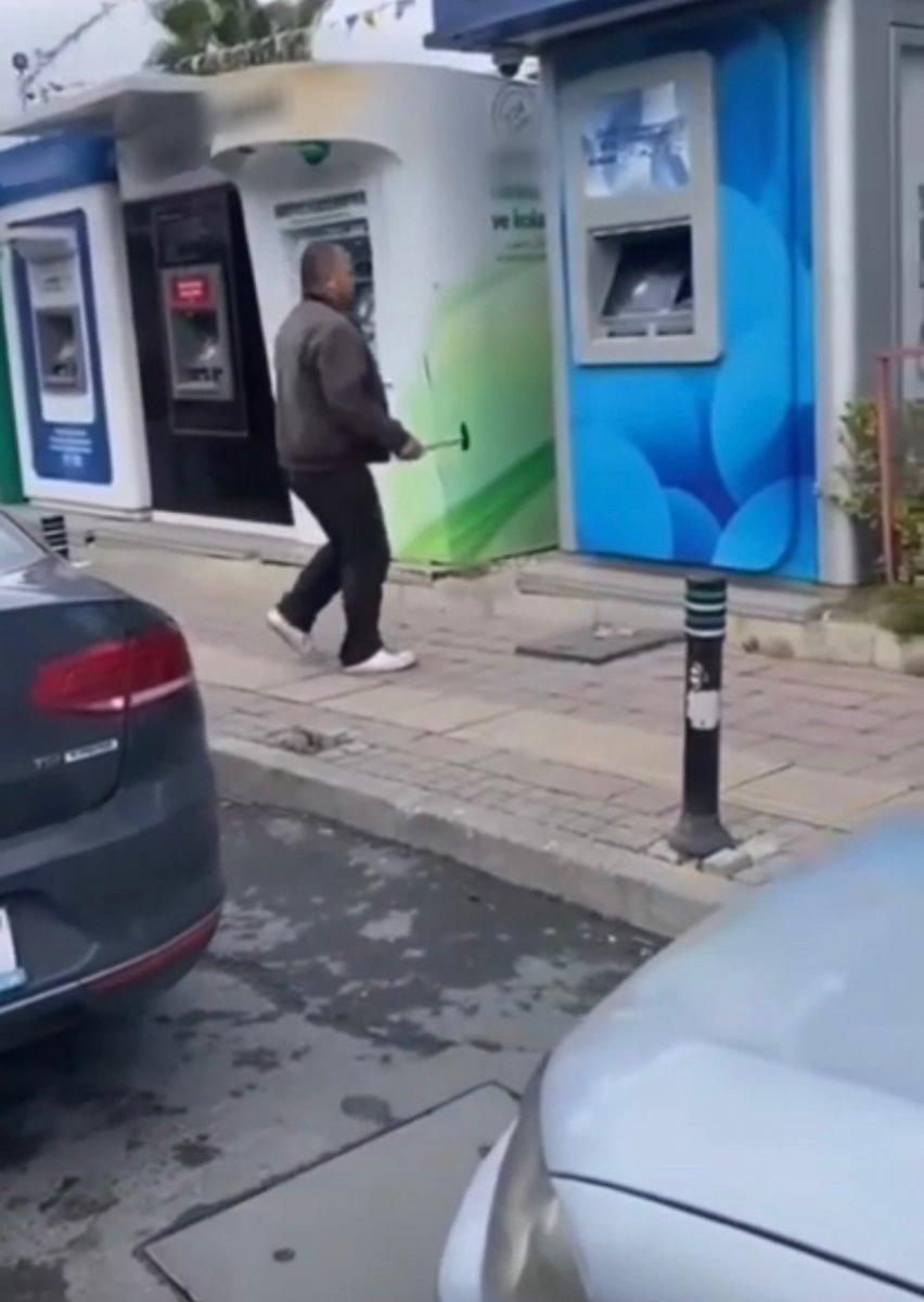 Beykoz'da 5 ATM'ye çekiçle saldırdı