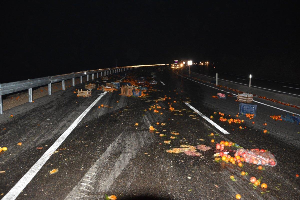 Antalya'da meyve yüklü tır devrildi