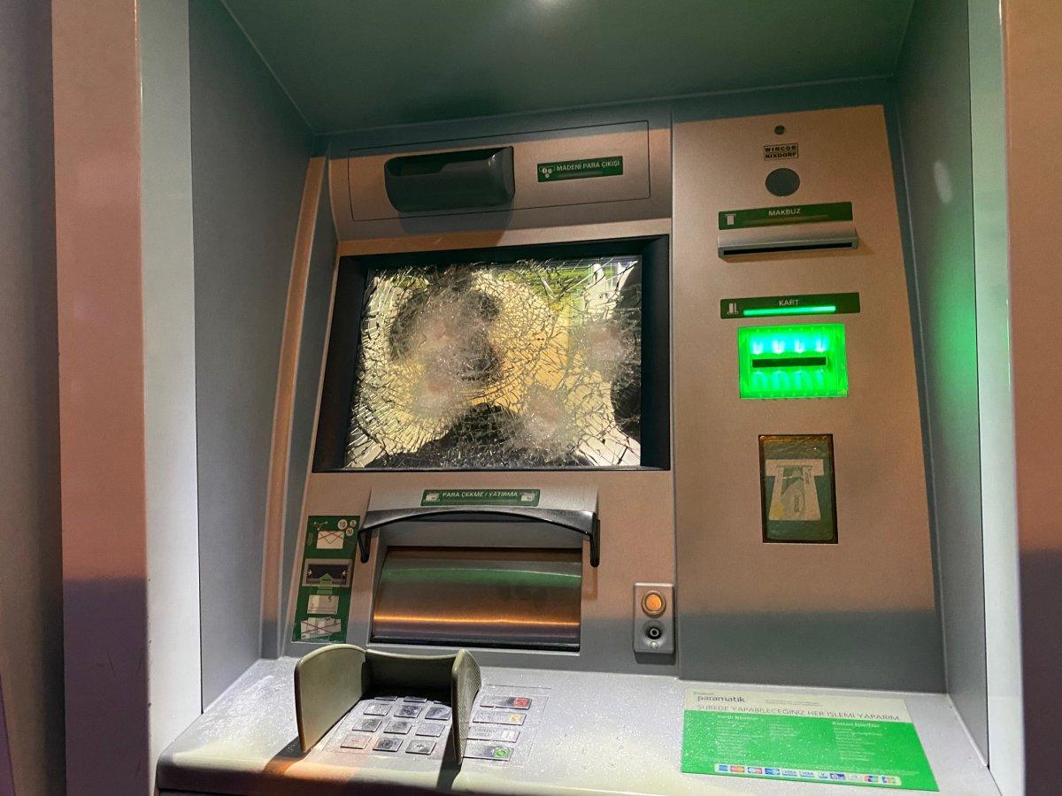 Beykoz'da 5 ATM'ye çekiçle saldırdı