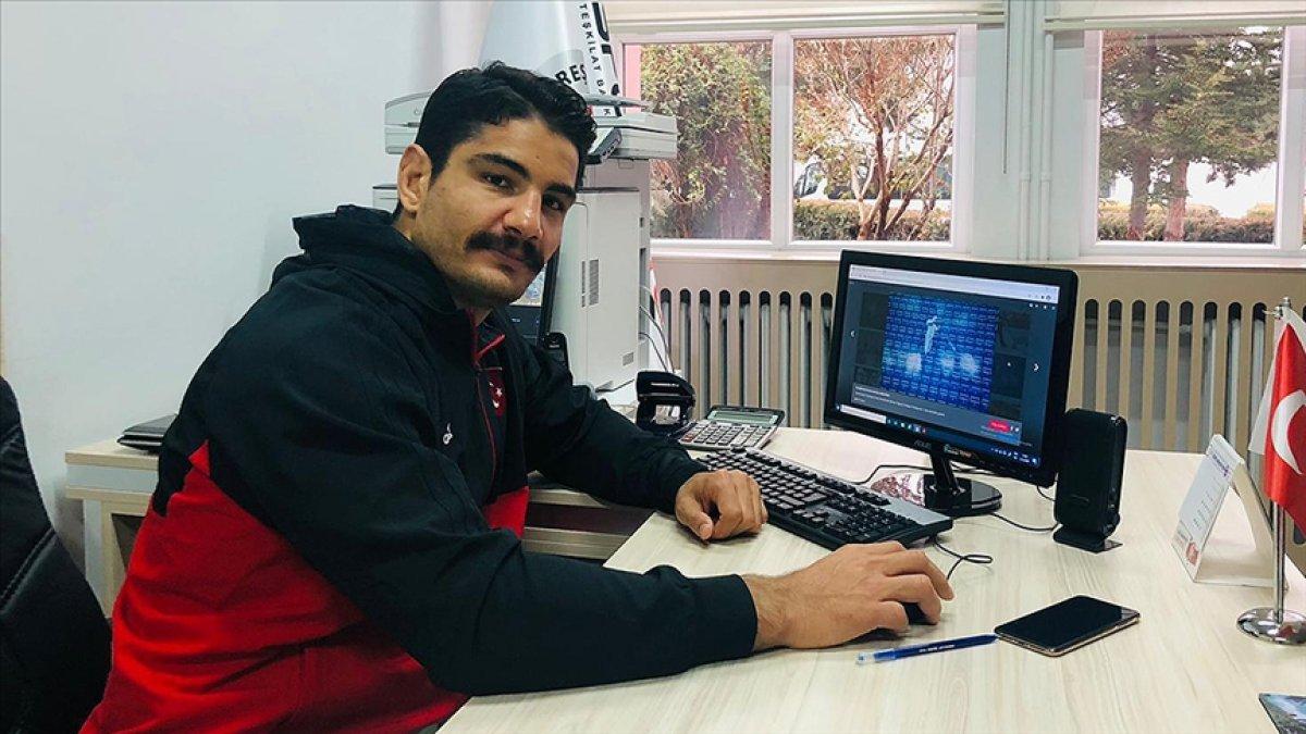 Milli güreşçi Taha Akgül, Yılın Fotoğrafları oylamasına katıldı