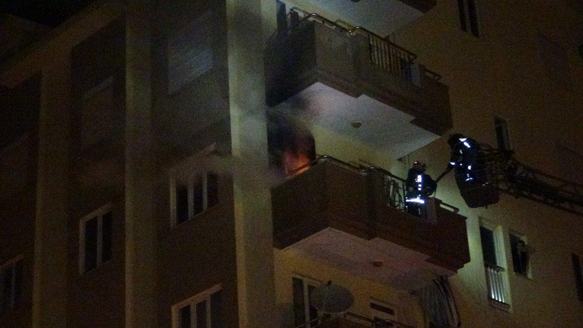 Antalya'da evin balkonundan yükselen duman, paniğe neden oldu