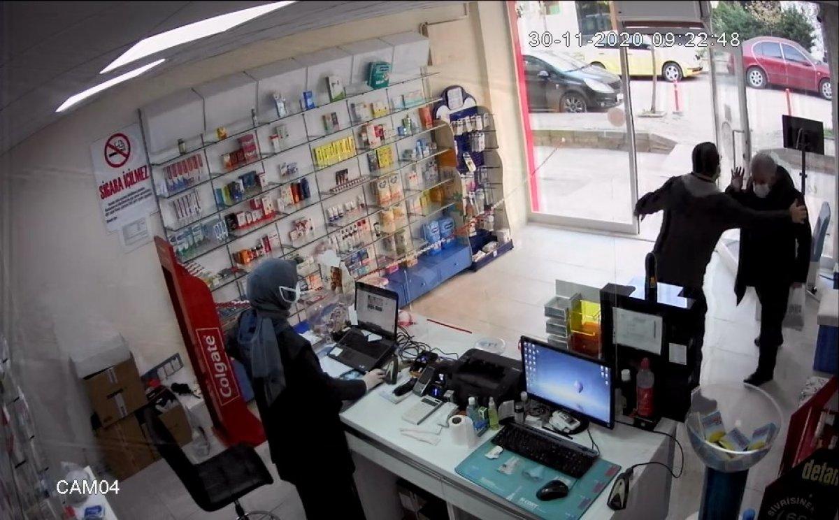 Kocaeli'de eczane çalışanı, yaşlı adamı kaldırıma böyle fırlattı