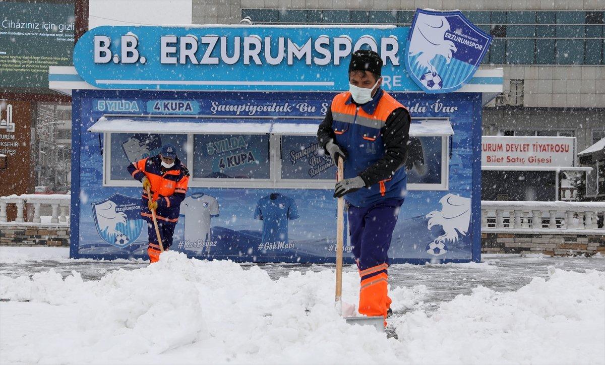 Erzurum'da kar timleri işbaşında