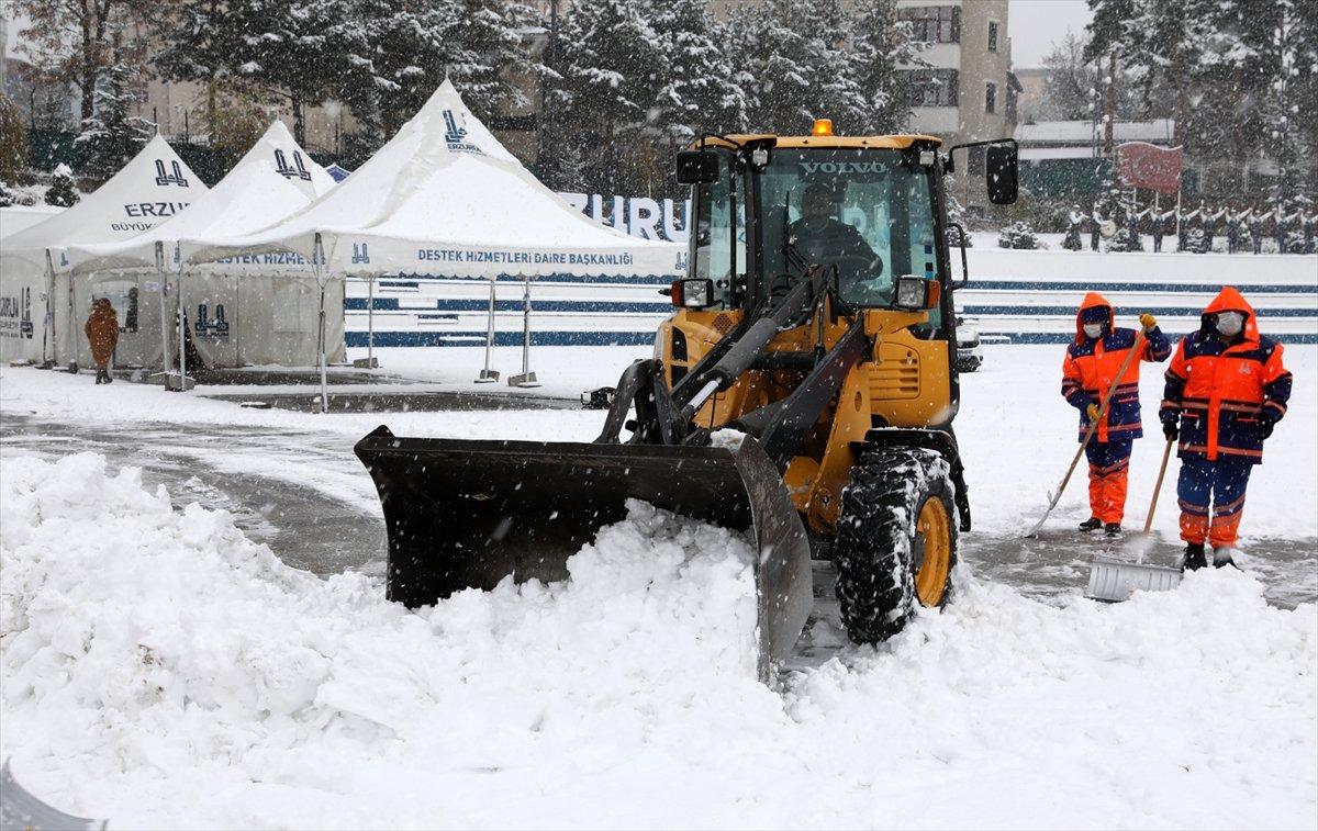 Erzurum'da kar timleri işbaşında