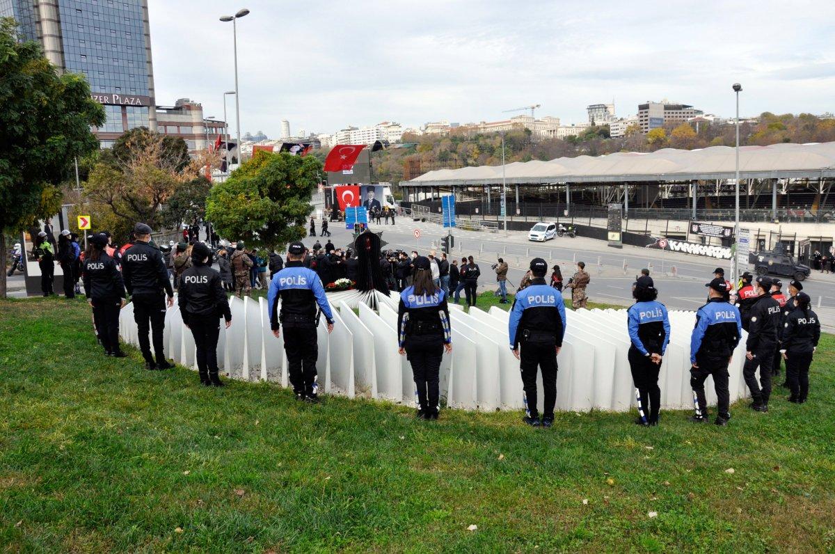 Ahmet Nur Çebi, Şehitler Anıtı’nda dua etti