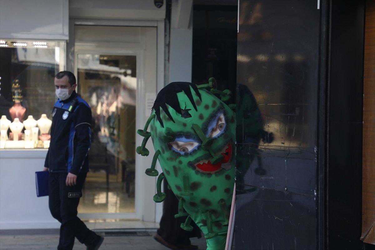 Bursa'da koronavirüs kostümüyle farkındalık etkinliği