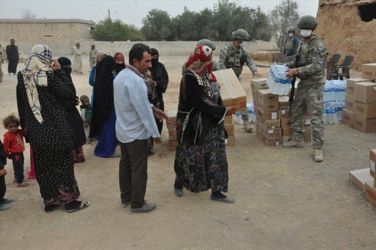 Mehmetçik, Barış Pınarı bölgesinde yardım dağıttı, sağlık taraması yaptı