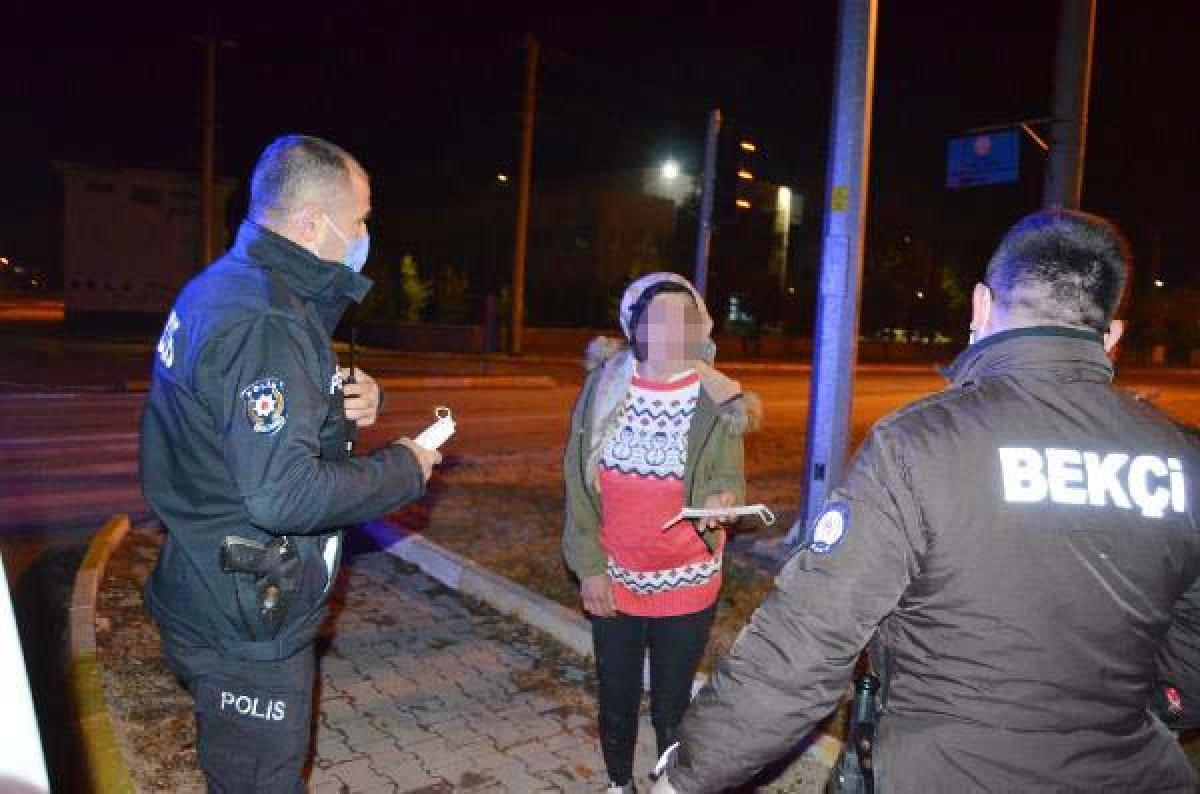 Aksaray'da kısıtlama saatlerinde parkta alkol alırken yakalandı