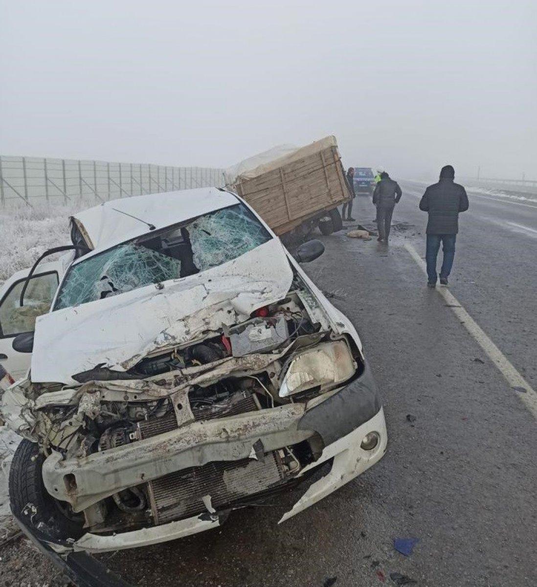 Sivas’ta yoğun sis 9 aracın karıştığı 4 ayrı kazaya neden oldu