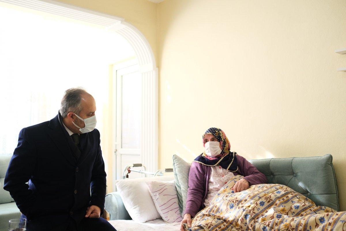 Bursa Büyükşehir Belediyesi, evde bakım hizmetiyle yaraları sarıyor