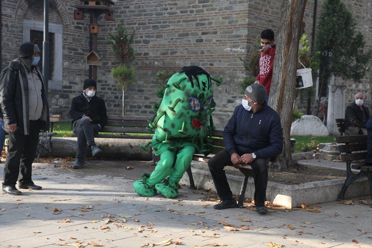 Bursa'da koronavirüs kostümüyle farkındalık etkinliği