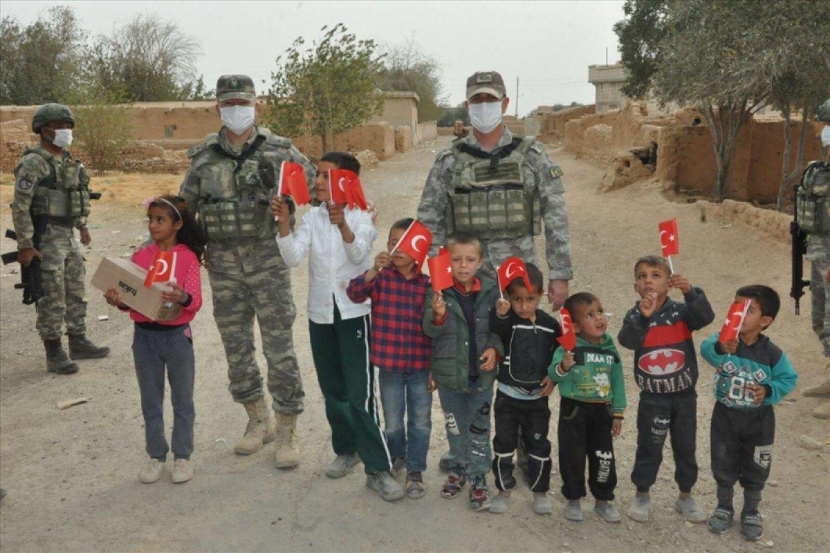 Mehmetçik, Barış Pınarı bölgesinde yardım dağıttı, sağlık taraması yaptı