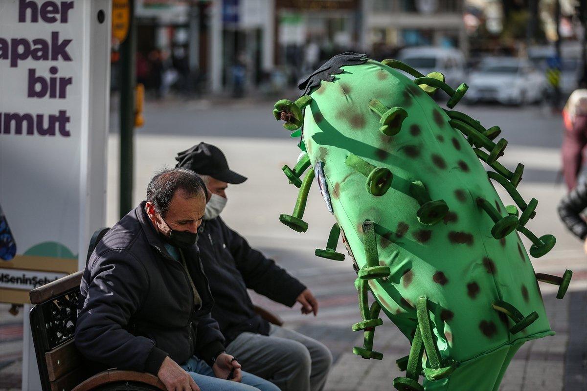 Bursa'da koronavirüs kostümüyle farkındalık etkinliği