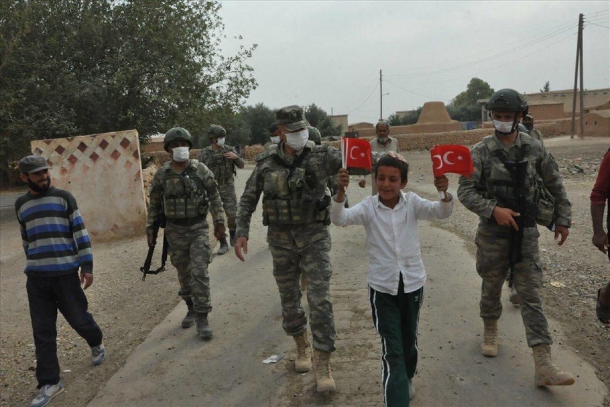 Mehmetçik, Barış Pınarı bölgesinde yardım dağıttı, sağlık taraması yaptı