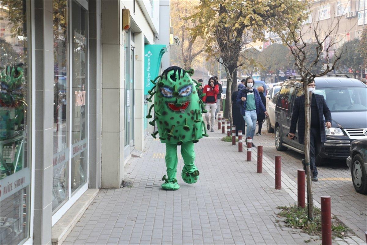 Bursa'da koronavirüs kostümüyle farkındalık etkinliği