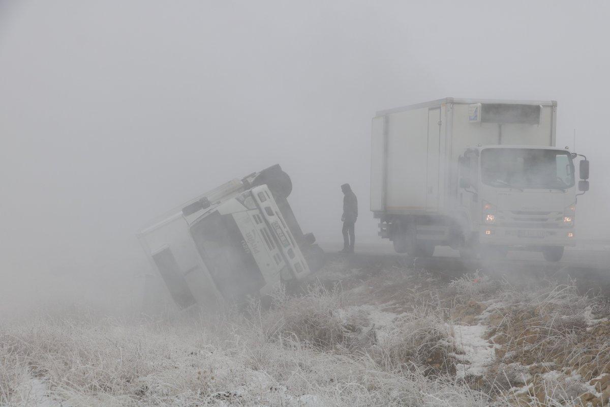 Sivas’ta yoğun sis 9 aracın karıştığı 4 ayrı kazaya neden oldu