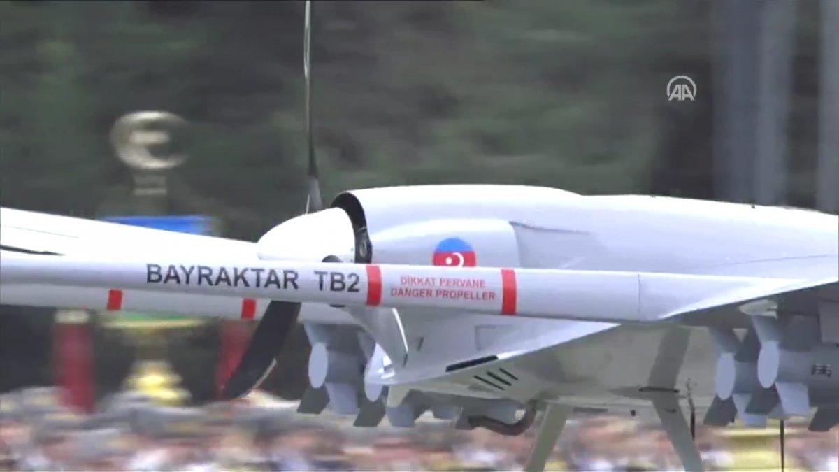 Türk SİHA'larının Azadlık Meydanı'ndan geçtiği anlar