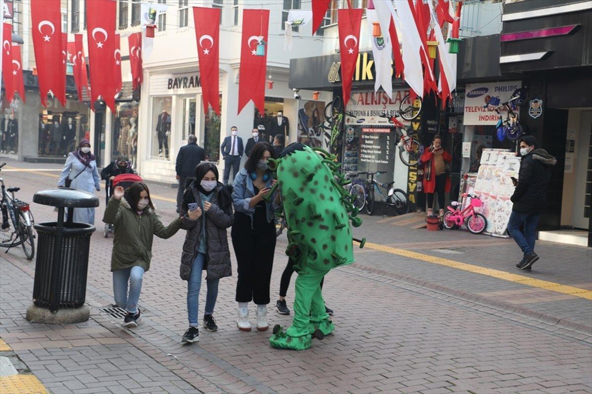Bursa'da koronavirüs kostümüyle farkındalık etkinliği