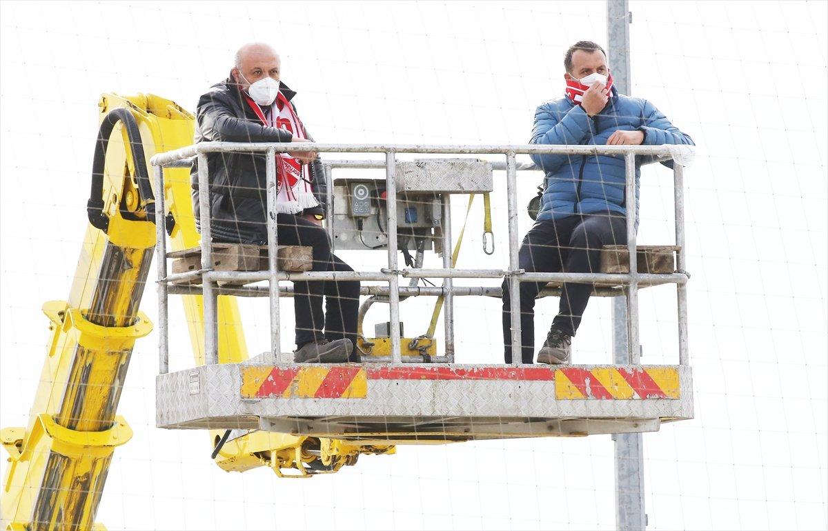 Boluspor Başkanı Abdullah Abat maçı vincin üstünden izledi