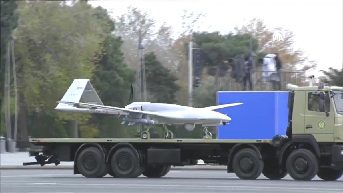 Türk SİHA'larının Azadlık Meydanı'ndan geçtiği anlar