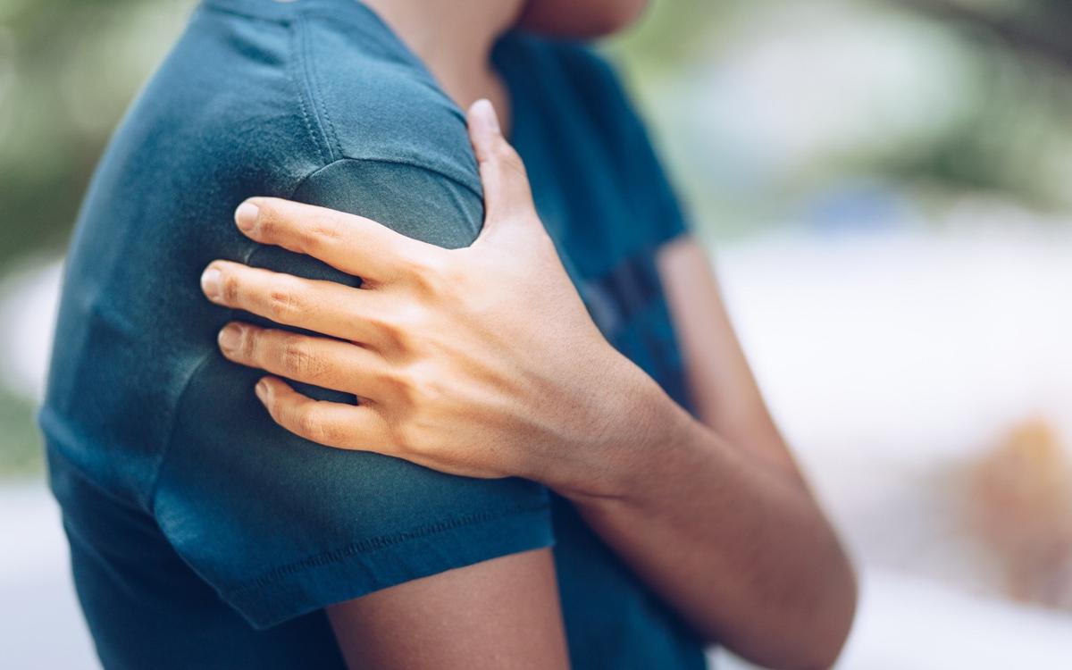 Sağ ve sol omuz ağrısı neden olur, nasıl geçer