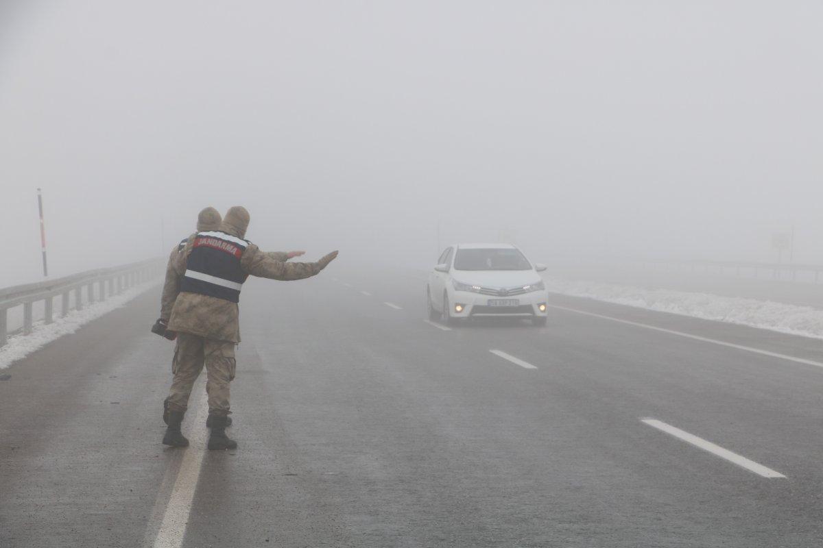 Sivas’ta yoğun sis 9 aracın karıştığı 4 ayrı kazaya neden oldu