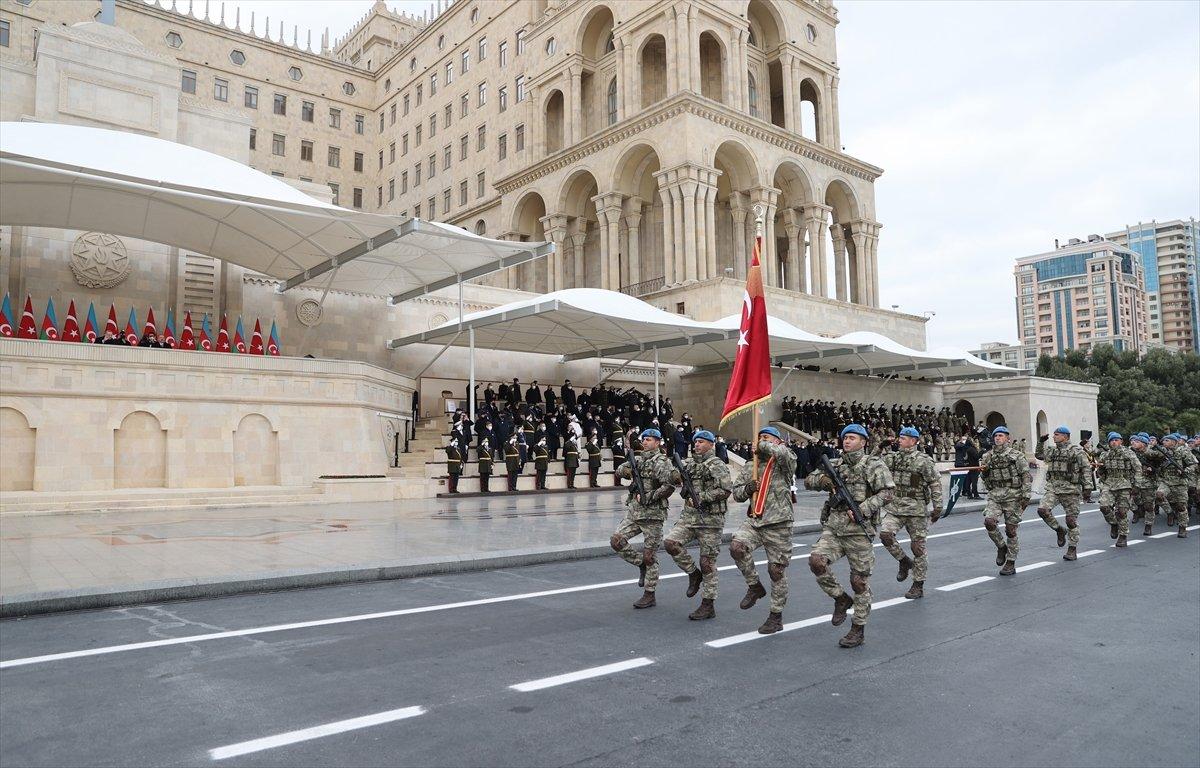 Azerbaycan'da askeri geçit töreni düzenlendi