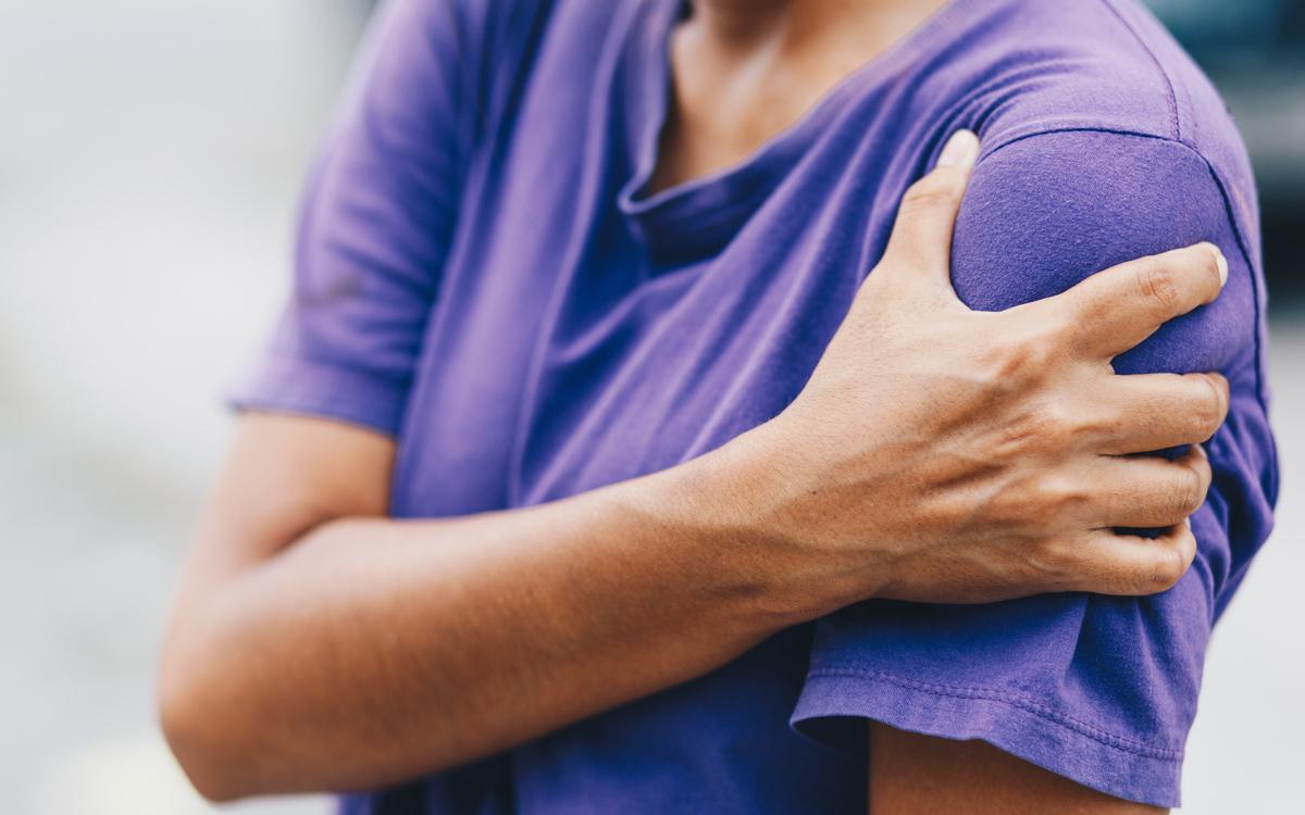 Sağ ve sol omuz ağrısı neden olur, nasıl geçer