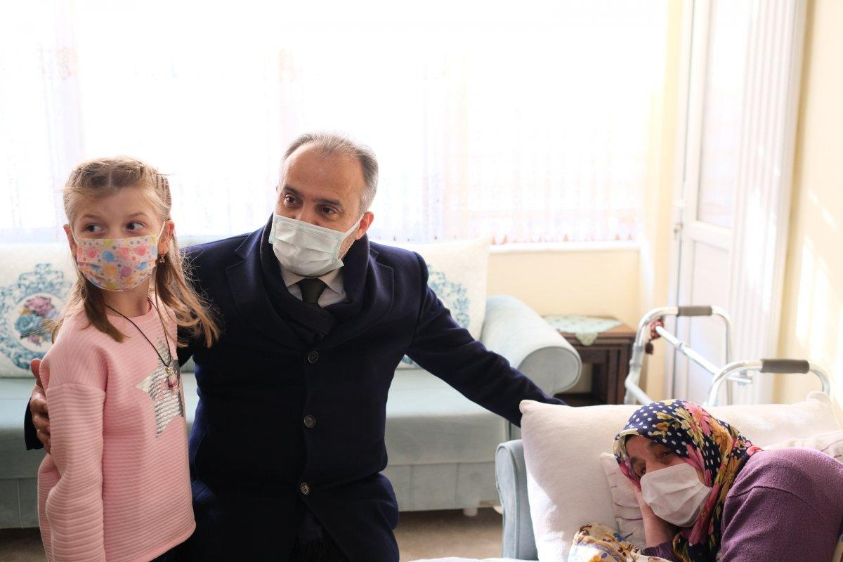 Bursa Büyükşehir Belediyesi, evde bakım hizmetiyle yaraları sarıyor