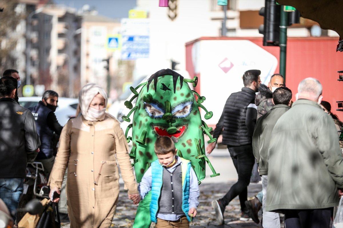 Bursa'da koronavirüs kostümüyle farkındalık etkinliği