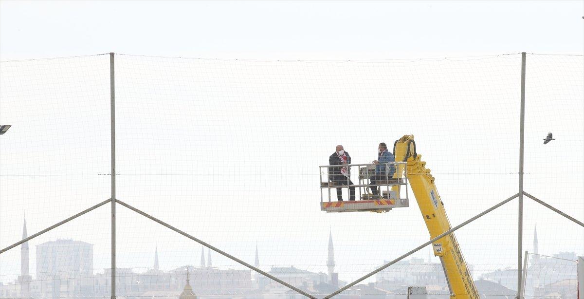 Boluspor Başkanı Abdullah Abat maçı vincin üstünden izledi