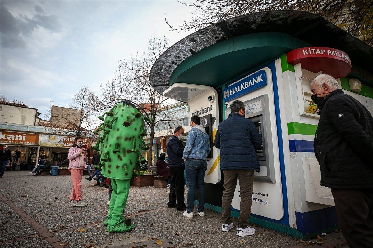 Bursa'da koronavirüs kostümüyle farkındalık etkinliği