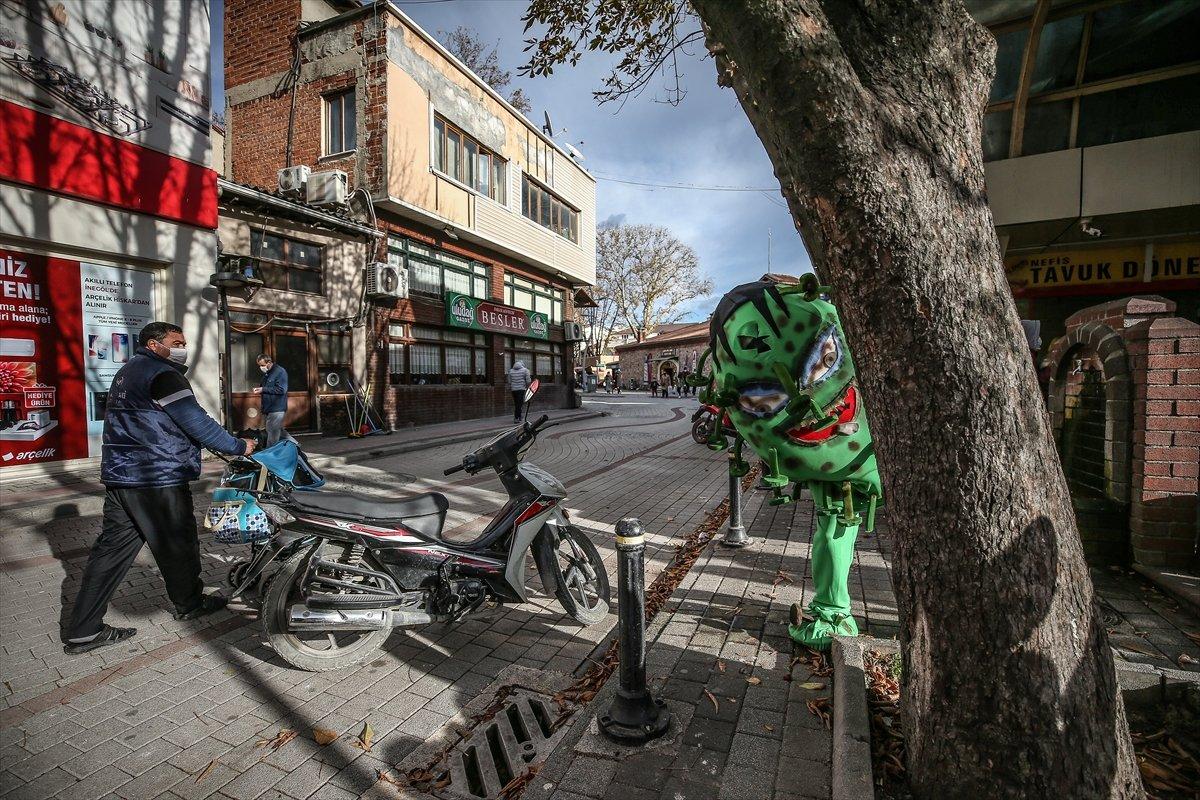 Bursa'da koronavirüs kostümüyle farkındalık etkinliği